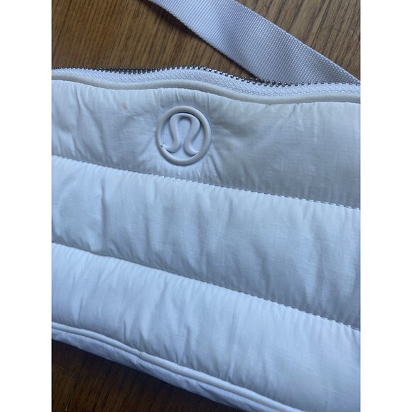 Lululemon 2L White Puff Crossbody Bag Adjustable Strap Everyday Travel Zip Close - Picture 2 of 9